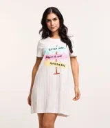 Camisón blanco de mangas cortas confeccionado en algodón con cuello redondo, estampa de rayas verticales de colores y estampa delantera de flechas con lettering playero.