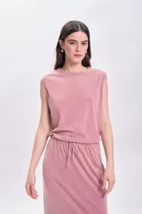 Camiseta rosa sin mangas con hombreras.