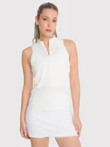 Musculosa deportiva blanca de calce ajustado, con medio cierre frontal y cuello alto.