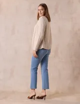 Chaqueta blanca de algodón marca Dash, con bolsillos simulados en el frente.