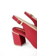 Zapato de cuero nobuck color rojo con detalles dorados, taco cuadrado de 7 cm y tira trasera con hebilla.
