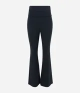 Pantalón flare de algodón flamê negro, con cintura alta doblada.