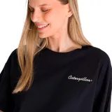 Remera negra de algodón con corte boxy, cuello redondo y mangas cortas. Presenta logo de Caterpillar bordado en el pecho y parche con logo en la manga izquierda.