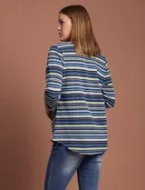 Blusa texturada con cuello redondo y escote en V con aplique metálico. Diseño a rayas horizontales en tonos azul, verde, blanco y negro.