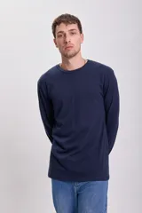 Remera de manga larga azul marino con cuello redondo y corte clásico.