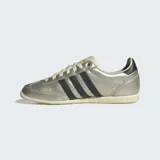 Championes Adidas Japan plateados con detalles en negro y suela color crema.