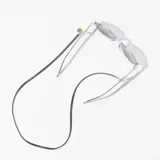 Correa para lentes color azul marino, de cuero sintético, con terminales dorados y logo grabado en chapa de acero inoxidable.