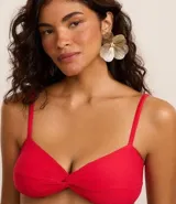 Top de bikini bandeau color rojo, confeccionado en microfibra acanalada. Tiene breteles ajustables y removibles, nudo en el centro, copa removible y lazo en la espalda.