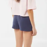 Short deportivo azul marino de corte clásico.