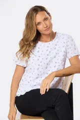 Blusa blanca estampada con hojas en color gris, de corte recto, cuello redondo y mangas cortas con terminación festoneada.