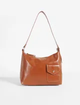 Cartera hobo de cuero sintético color marrón, con bolsillo frontal y cierre superior.