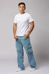 Pantalón jean celeste de corte amplio, estilo cargo, con bolsillos laterales con fuelle y solapa.