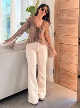 Pantalón de jean color arena, de tiro alto y corte Oxford.