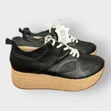 Zapatillas blancas de cuero con plataforma de yute trenzado.