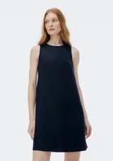 Vestido corto sin mangas color beige, de corte recto y cuello redondo.