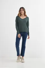 Sweater verde oliva de tejido de punto liso, con escote en V y mangas largas.