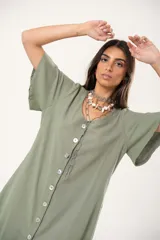 Vestido corto color verde oliva, con escote en V, abotonado al frente y mangas cortas holgadas.