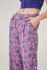 Pantalón de tiro alto con estampado floral en tonos rosados y azules, de corte recto y holgado.