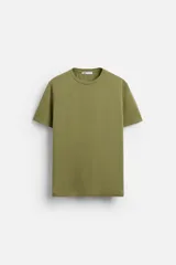 Camiseta verde oliva de corte slim fit, cuello redondo y manga corta.