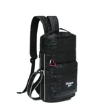 Mochila negra con diseño acolchado de corazones, marca Las Oreiro. Tiene correas ajustables para los hombros y una correa lateral.