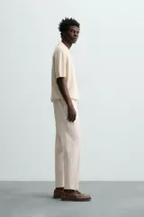 Pantalón de vestir azul marino confeccionado en tejido de lino. Corte recto, con bolsillos laterales y traseros. Se ajusta a la cintura con botón y cremallera.