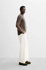 Camiseta slim fit de cuello redondo y manga corta, confeccionada en tejido de algodón con elasticidad.
