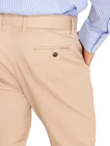 Pantalón de gabardina azul marino, de corte clásico y tiro medio. Confeccionado en algodón con tratamiento antiarrugas.