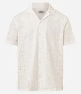 Camisa de hombre de calce holgado (comfort), confeccionada en algodón con técnica laise que incluye perforaciones florales cortadas con láser. Cuenta con cuello tipo solapa, manga corta y cierre frontal con botones al tono.