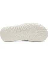 Sandalia tipo slide para hombre, color blanco hueso o crema, con tira ancha ajustable mediante velcro. La tira presenta un logo en relieve. La plantilla es texturizada para mayor confort y la suela es gruesa.