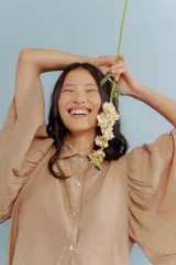 Camisa blanca de lino con cuello clásico y mangas cortas amplias.