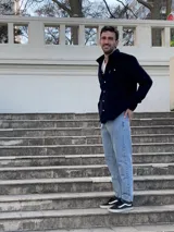 Pantalón de jean celeste, de corte recto.