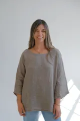 Camisa de lino color visón, de corte holgado y mangas 3/4.