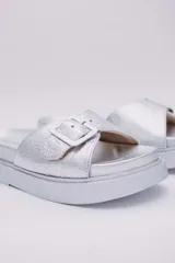 Sandalias negras de plataforma con hebilla ajustable y suela track.