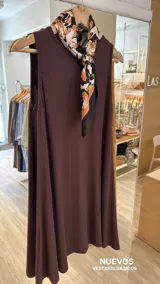 Vestido corto marrón de morley y viscosa, de calce amplio y cómodo, sin mangas y cuello redondo.