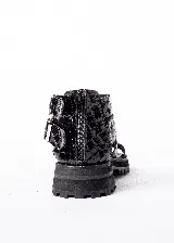 Sandalias de cuero color plateado con tiras anchas, hebillas metálicas y suela track color caramelo.