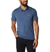 Polo de hombre Columbia Tech Trail, color blanco, de manga corta, con logo bordado en el pecho. Confeccionada en tejido hidroabsorbente Omni-Wick™ con elastano.
