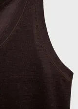 Musculosa blanca de lino con cuello redondo y tirantes anchos.