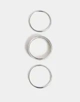 Set de tres pulseras rígidas doradas de metal, de diferentes tamaños.