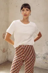 Remera blanca de manga corta y cuello redondo.