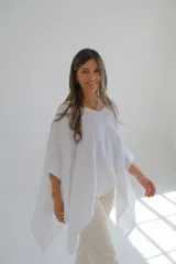 Blusa blanca de lino, de corte amplio y mangas cortas tipo kimono.