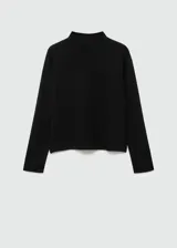 Suéter de punto fino color crudo, con cuello alto y mangas largas.