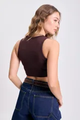 Musculosa corta marrón de tejido rib.