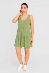 Vestido corto verde oliva, de bretel ancho, cuello en V y falda escalonada con frunces.