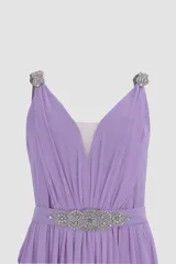 Vestido largo de color lavanda con tirantes y detalle decorativo en el escote.