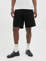 Bermuda chino de algodón color negro, con bolsillos delanteros y traseros, y cierre con cremallera.