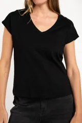 Remera negra de algodón con cuello en V y corte oversize.