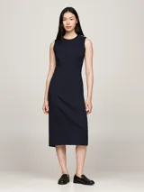 Vestido midi azul marino de corte ajustado, sin mangas, con cuello redondo y detalle de botones dorados en los hombros.