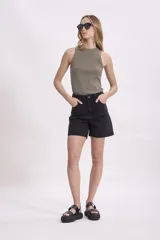 Bermuda de jean negra con tachas plateadas.