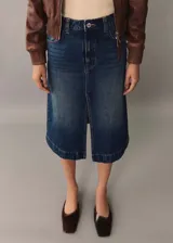 Falda midi de denim azul con tiro alto, corte evasé y abertura frontal.