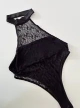 Body negro de encaje con cuello halter y espalda descubierta.